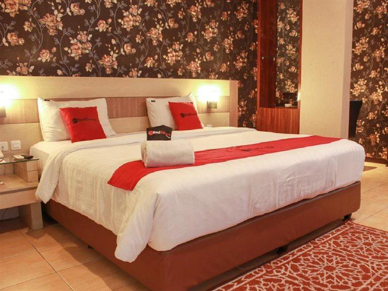 Отель Reddoorz Premium Near Bandung Station Экстерьер фото