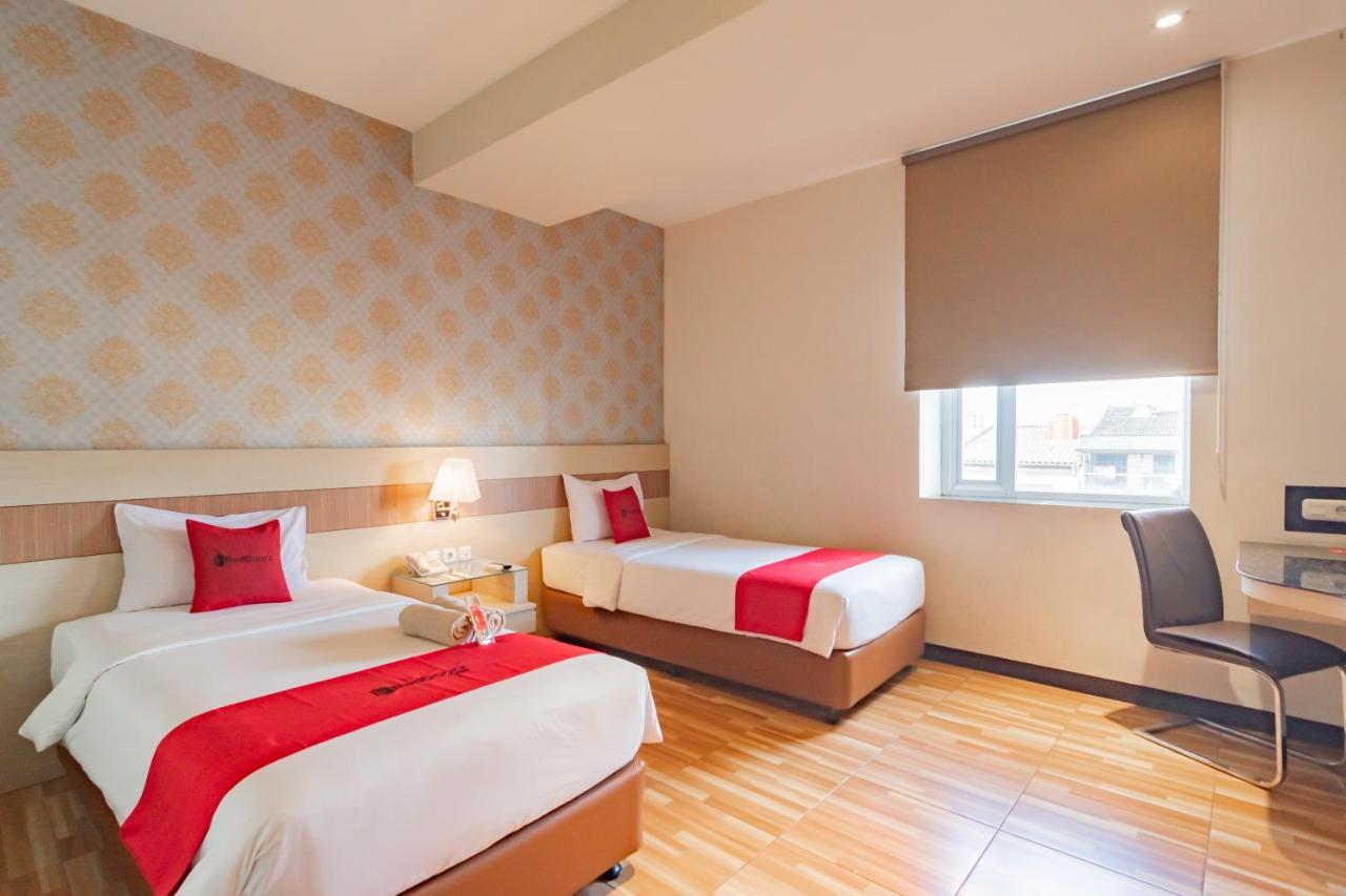 Отель Reddoorz Premium Near Bandung Station Экстерьер фото